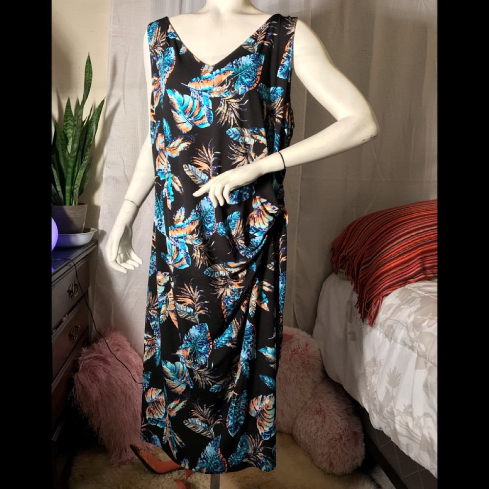 WOMAN WITHIN BLUE PRINT DRESS 👗